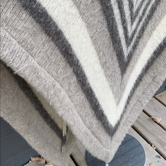 Vintage Hilda Ltd Hooled Poncho - Fuzzy Wool Statement Piece - Picture 6 of 13